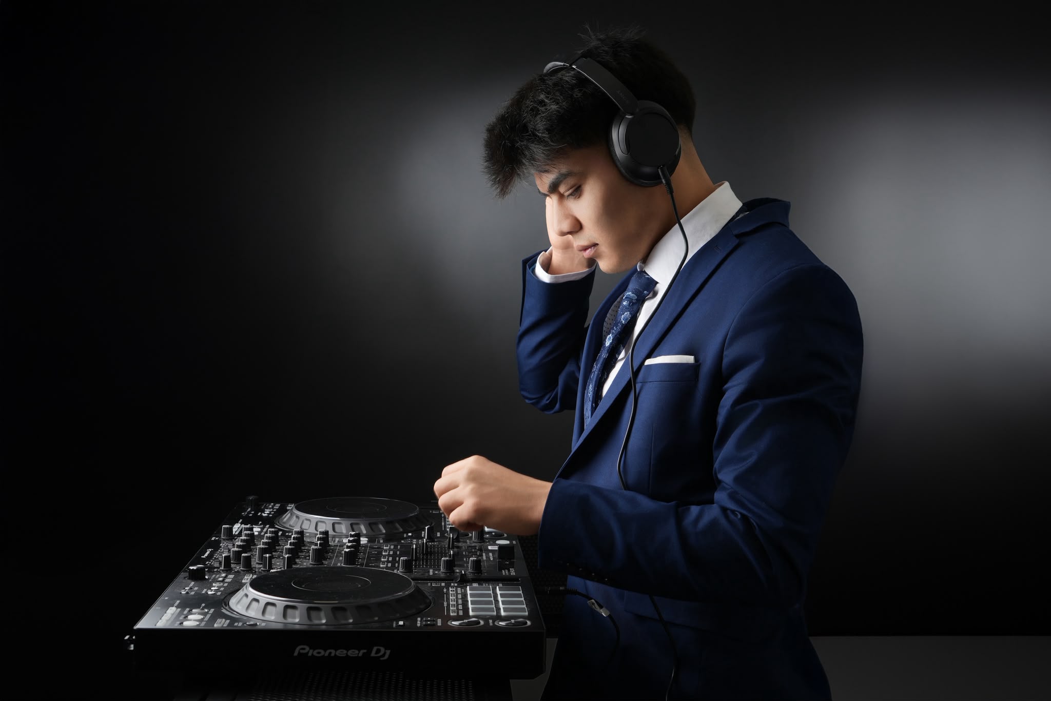 DJ MO portret